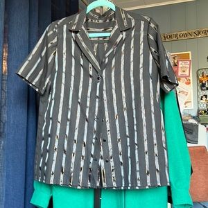 Women’s short sleeve blouse. No tag, but size is extra large.